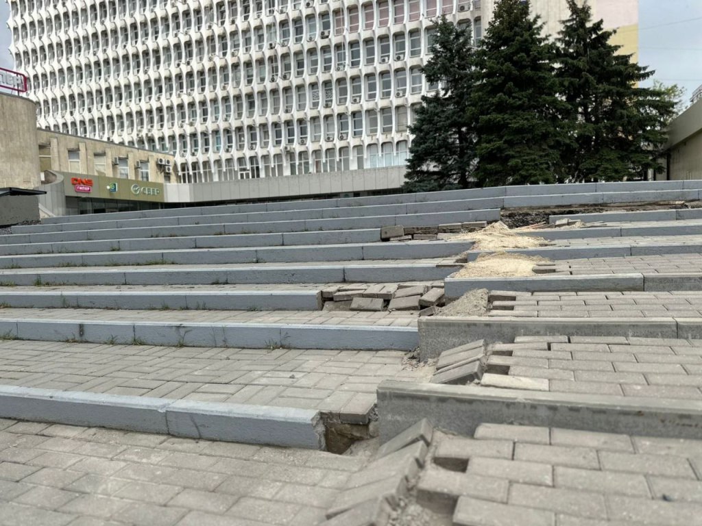 В Ростове не будут строить павильон у Дома Профсоюзов План установки торгового павильона на месте разрушенной лестницы у Дома Профсоюзов на проспекте Ворошиловском отменили, сообщили в администрации Ростова. Вместо этого конструкцию отреставрируют. Власти рассматривают разные идеи благоустройства общественного пространства, в том числе установку качелей. Фото: администрация Ростова Подписаться Прислать новость