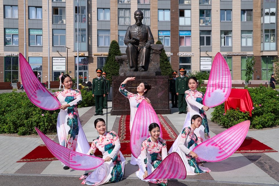 В Санкт-Петербурге открыли площадь Хошимина. Она находится на пересечении улицы Хошимина и проспекта Просвещения. По словам губернатора города Александра Беглова, Россия была первой страной, с которой Вьетнам установил отношения стратегического партнерства, а Петербург лидирует среди регионов России по числу совместных мероприятий с республикой. В 1977 году город Хошимин стал первым вьетнамским побратимом Ленинграда. Фото: Администрация Санкт-Петербурга