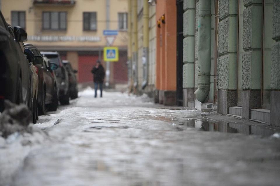 В Херсонской области 11 февраля дороги покроются льдом    В Херсонской области 11 февраля дороги покроются льдом. В регионе прогнозируют гололедицу. В целом ожидается переменная облачность, преимущественно без осадков, сообщает пресс-служба ГУ МЧС России по Херсонской области.  "Ветер северо-восточный от пяти до десяти метров в секунду", - прокомментировали в пресс-службе регионального чрезвычайного ведомства.  Температура воздуха ночью в Херсонской области будет варьироваться от минус четырех до минус девяти градусов Цельсия, а при прояснениях столбики термометров и вовсе опустятся до минус 12. Днем жителей региона ожидает от минус одного до минус шести градусов.