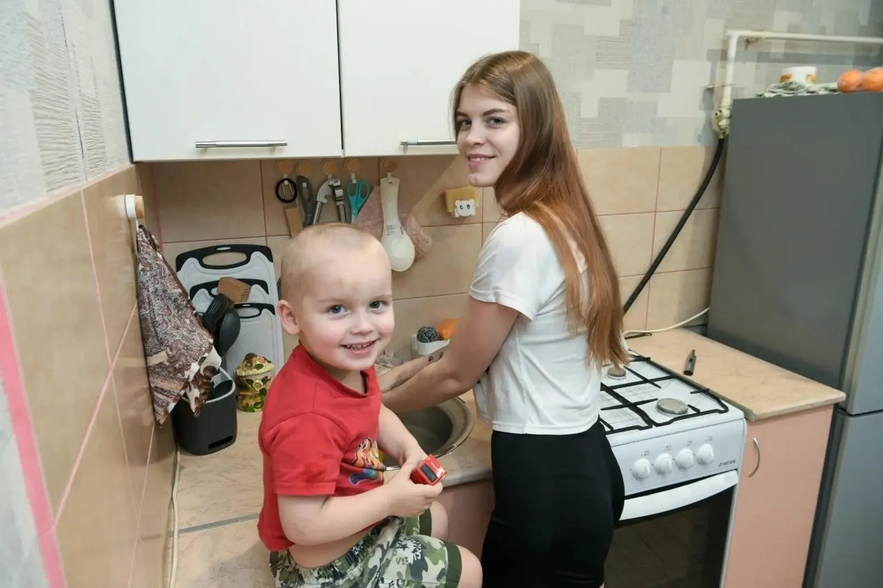 Часть квартир в строящихся домах будем передавать детям сиротам Депутаты ЗакСобрания поддержали инициативу которую мы предложили вместе с прокурором республики Дмитрием Харченковым Ее суть проста застройщики обязаны не менее 10 жилой площади передавать безвозмездно муниципалитетам для детей сирот и детей оставшихся без попечения родителей Это правило относится к тем компаниям которые получили участок под строительство многоквартирного дома без торгов Новый механизм позволит сократить очередь на жилье для детей сирот Напомню также что для этой категории граждан действует такая мера социальной поддержки как единовременная выплата из бюджета республики на приобретение собственного жилья Такой возможностью в прошлом году воспользовались 38 человек всего же новые квартиры получили 116 человек План на этот год увеличиваем рассчитываем предоставить квартиры 140 жителям из числа детей сирот и детей оставшихся без попечения родителей Такую задачу поставил в ходе доклада перед Законодательным Собранием республики НашаКарелия