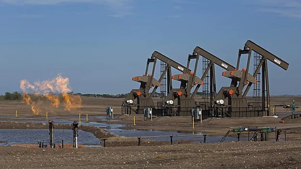 Коммерческие запасы нефти в США за неделю снизились на 2 млн баррелей и на 2 мая 2025 года составили 438,4 млн баррелей, сообщило Минэнерго США. В министерстве уточнили, что нынешний объем запасов на 7% ниже среднего показателя за пять лет для этого времени года. По данным на 17:35 мск, цена июльского фьючерса на нефть Brent на лондонской бирже ICE снижалась на 0,42%, до $61,78 за баррель, а стоимость фьючерса нефти WTI с поставкой в июне - на 1,46%, до $58,73 за баррель.