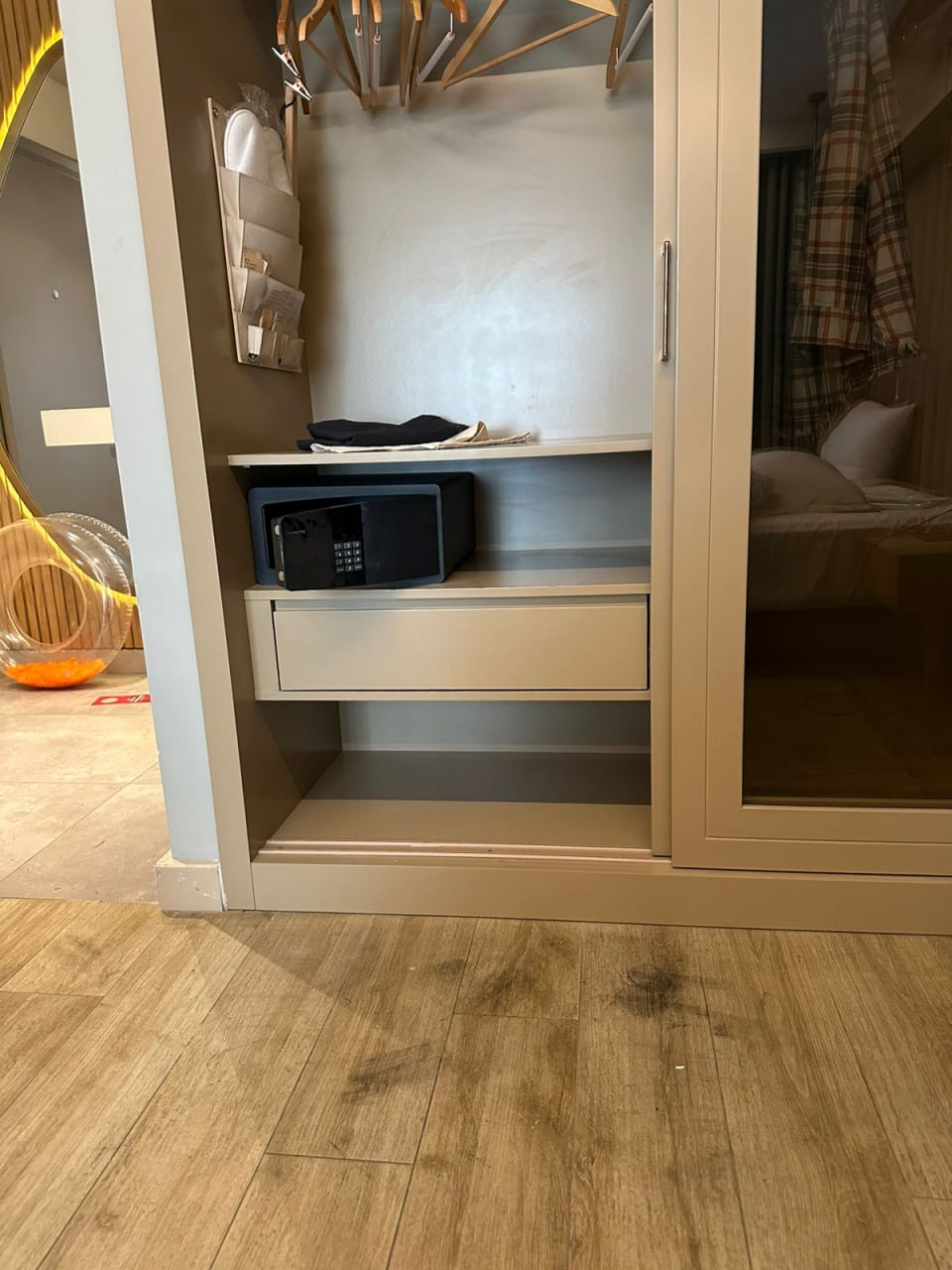 Семья с детьми, отдыхающая в турецком отеле Movenpick Resort Antalya Tekirova 5 , стала жертвой кражи. Как они утверждают, из сейфа в их номере пропали 3300 долларов. Полиция подозревает в воровстве сотрудника гостиницы, который уволился сразу после того, как в последний раз убирался в номере туристов. Правоохранители обещают попытаться его найти, но предупреждают: шансы на возврат денег минимальны. Россиян возмутило «полное равнодушие» руководства отеля к случившемуся. Генеральный менеджер не только не проявил никакого сочувствия, но и, по их словам, пригрозил туристам: если они предадут историю огласке в СМИ, их попросту выселят из номера раньше срока. Подробнее читайте на ТурДоме.