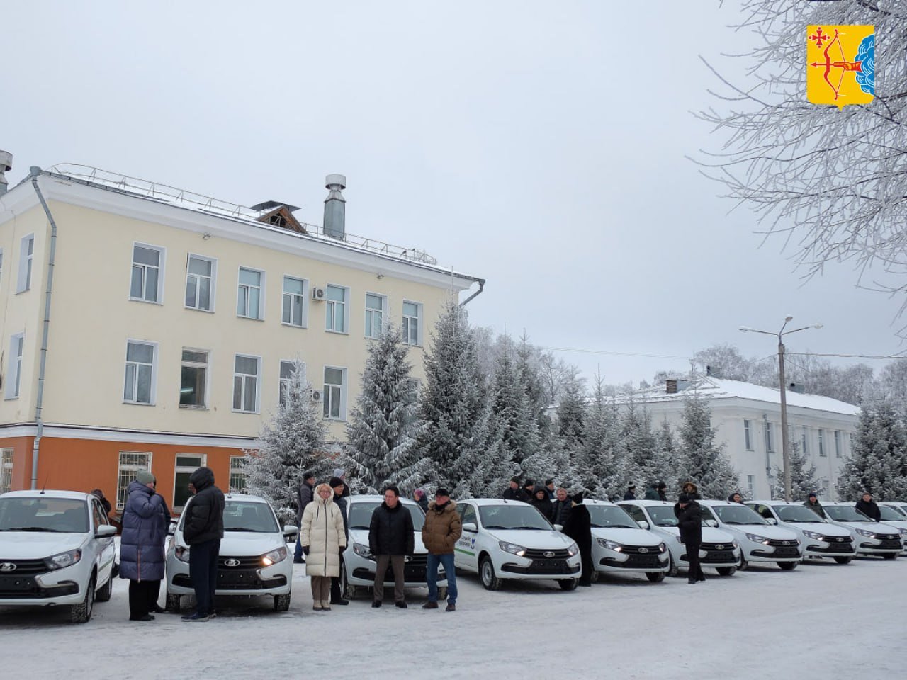 В больницы Кировской области поступили 25 новых автомобилей. Ключи главным врачам больниц вручил губернатор Александр Соколов.  — Сегодня мы вручили 25 автомобилей, всего в этом году будет 65 машин. Очень важен для Кировской области этот вид помощи, поскольку регион большой — 120 тысяч квадратных километров. Люди должны во всех населенных пунктах иметь возможность получать медицинскую помощь: чтобы и врач мог приехать, и чтобы тяжелобольного в стационар перевезти. Эти машины именно для пациентов и выезда врачей в удаленные места, — сказал Александр Соколов.  Медицинским учреждениям переданы 15 автомобилей Лада Гранта и 10 Нива Трэвел. Машины направлены в 21 район области: Белохолуницкий, Верхошижемский, Даровской, Зуевский, Кильмезский, Кирово-Чепецкий, Куменский, Лебяжский, Мурашинский, Нагорский, Немский, Нолинский, Опаринский, Орловский, Омутнинский, Оричевский, Пижанский, Советский, Слободской, Юрьянский, Яранский районы. Также автомобиль получил Кировский клинико-диагностический центр, в зоне обслуживания которого есть населенные пункты Слободского района и сельские подразделения города Кирова.  Машину поступили по проекту модернизации первичного звена здравоохранения. В 2025 году он продолжается в новом нацпроекте «Продолжительная и активная жизнь».   Кировская область