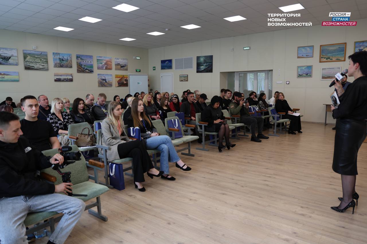 Херсонская молодежь присоединилась к инициативе «Россия — страна возможностей» В Геническе состоялась встреча молодежи с представителями президентской платформы «Россия — страна возможностей». Как сообщил губернатор Владимир Сальдо, студенты, специалисты и волонтёры обсудили запуски собственных проектов и формирование команды. «Примеры выпускников платформы — от социальных инициатив до образовательных программ — вдохновили участников и показали: идеи могут стать реальными делами, если не бояться действовать», - отметил глава региона. Мероприятие прошло в рамках национального проекта «Молодёжь и дети». «Президентская платформа помогает создать благоприятную среду для появления новых нестандартных проектов. Это не просто про развитие — это про доверие, про совместное будущее, которое мы формируем вместе», — подчеркнула глава Генического муниципального округа Юлия Семякина.