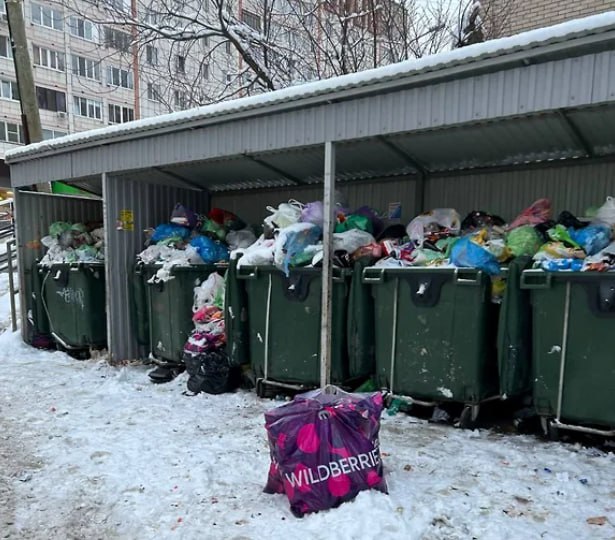 Прокуратура выявила нарушения при вывозе мусора во всех районах Перми Прокуратура Пермского края выявила нарушения при организации вывоза твердых бытовых отходов с контейнерных площадок на придомовых территориях Перми. Проверка началась после жалоб жителей краевого центра - в новогодние каникулы горожане выложили в соцсетях фото переполненных мусором контейнерных площадок.  В действиях муниципального заказчика и подрядных организаций выявлено множество нарушений, наибольшее их количество – в Орджоникидзевском, Мотовилихинском и Свердловском районах Перми.