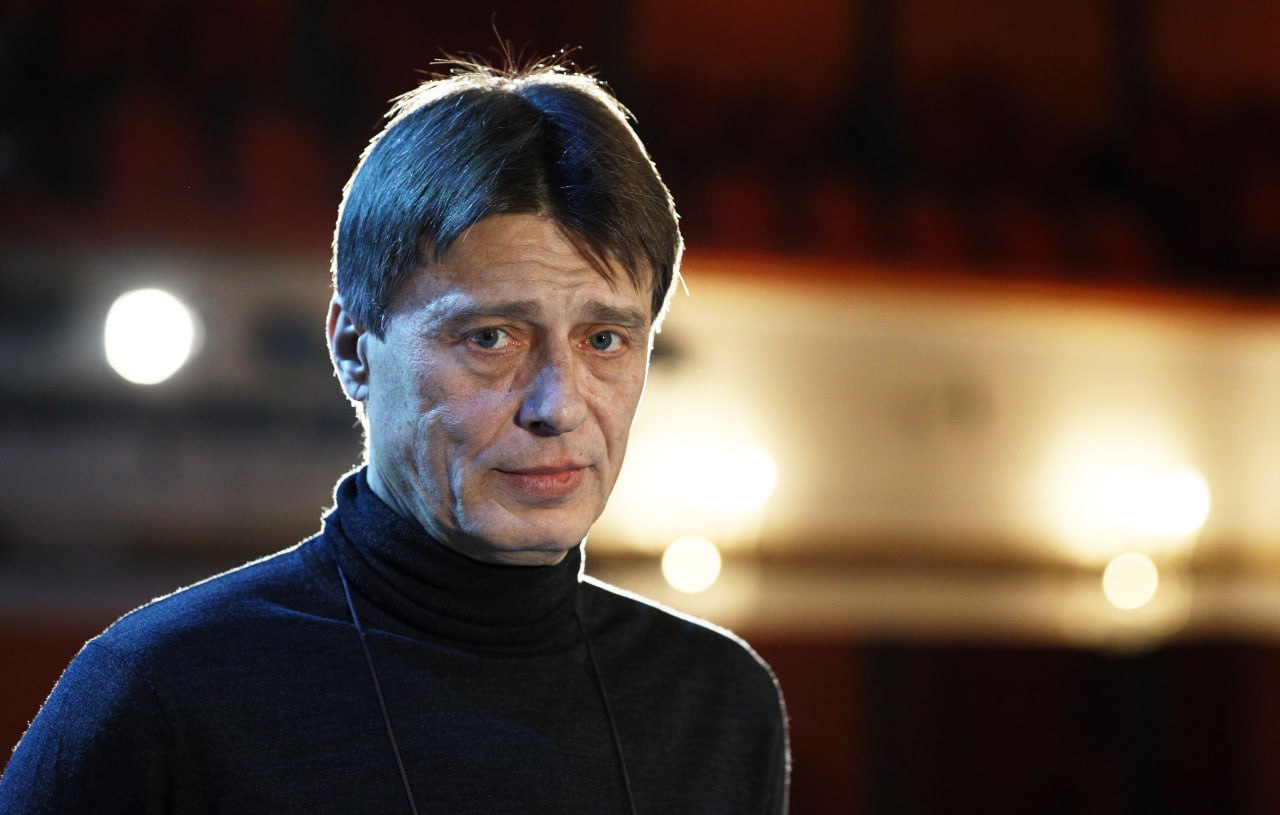 На 67 м году жизни скончался народный артист России Анатолий Лобоцкий Причиной смерти актера стала продолжительная болезнь В октябре в ходе обследования врачи обнаружили у актера опухоль По данным СМИ еще в начале 2024 года Лобоцкий перенес операцию по удалению части легкого из за периферического рака Лобоцкий прославился по фильмам и сериалам Молодёжка Зависть богов Калашников и многим другим картинам Фото Михаил Терещенко ТАСС