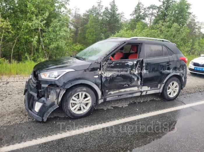 Женщина спровоцировала ДТП на трассе под Сургутом Накануне, 19 июня, на трассе «Сургут – Когалым» 41-летняя женщина за рулем «Hyundai» спровоцировала ДТП с грузовиком. Об этом сообщает Госавтоинспекция Югры. «19 июня около 15:30 на 89 км автодороги «Сургут-Когалым» в Сургутском районе, 41-летняя женщина, управляя «Hyundai», по предварительным данным, при выполнении маневра «поворот налево», не убедилась в безопасности и допустила столкновение с «FUSO», под управлением 51-летнего водителя», – передают в источнике. В результате ДТП автоледи получила травмы. За сутки на дорогах Югры зарегистрировали два ДТП – два человека пострадали.