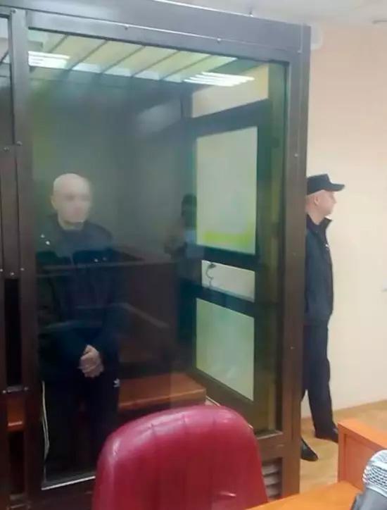 В Черняховске пьяный мужчина осыпал угрозами полицейского у военкомата Вечером 7 сентября сотрудники УМВД охраняли здание военного комиссариата а пьяный местный житель решил им помешать и высказал полицейскому оскорбления с угрозами насилия Мужчину признали виновным по ч 1 ст 318 УК РФ и статье 319 УК РФ Суд назначил ему два года лишения свободы в колонии поселении Фото прокуратура региона