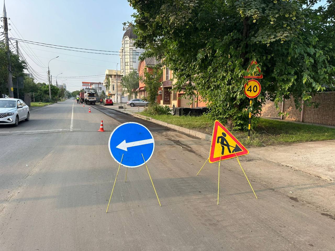 В Западном округе отремонтируют дорогу по улице Рашпилевская В рамках программы «Развитие сети автомобильных дорог Краснодарского края» ведутся работы по ремонту автомобильной дороги по улице Рашпилевская от Советской до Дальней. В рамках реализации объекта будет выполнен ремонт проезжей части, съездов в улицы и прилегающие территории. Также на участке от Дальней до Гаврилова будет выполнен ремонт тротуаров и восстановлены бортовые камни. Кроме того, на участке от Гаврилова до Советской будет выполнен ремонт тротуаров в полном благоустройстве. На данный момент выполняют работы по демонтажу и монтажу бортовых камней, фрезерованию проезжей части и съездов, ремонт тротуаров на участке от Дальней до Гаврилова.