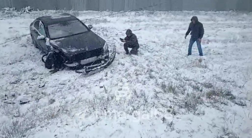 В ДТП на автодороге Воронеж-Тамбов погибла женщина  "Мерседес" по неустановленной причине выехал на встречку  предварительно: хотел обогнать грузовик . На встречке столкнулся с "Киа Серато".  Пассажир "Киа" погибла. Водитель "Киа", а также водитель и 2 пассажира "Мерседеса" обратились за медицинской  помощью.   -Не рискуйте. Погодные условия сложные. Ночью переход на минус  до -5° . Возможен гололёд, - напоминают автоинспекторы.    тг-канал "Полоса безопасности"