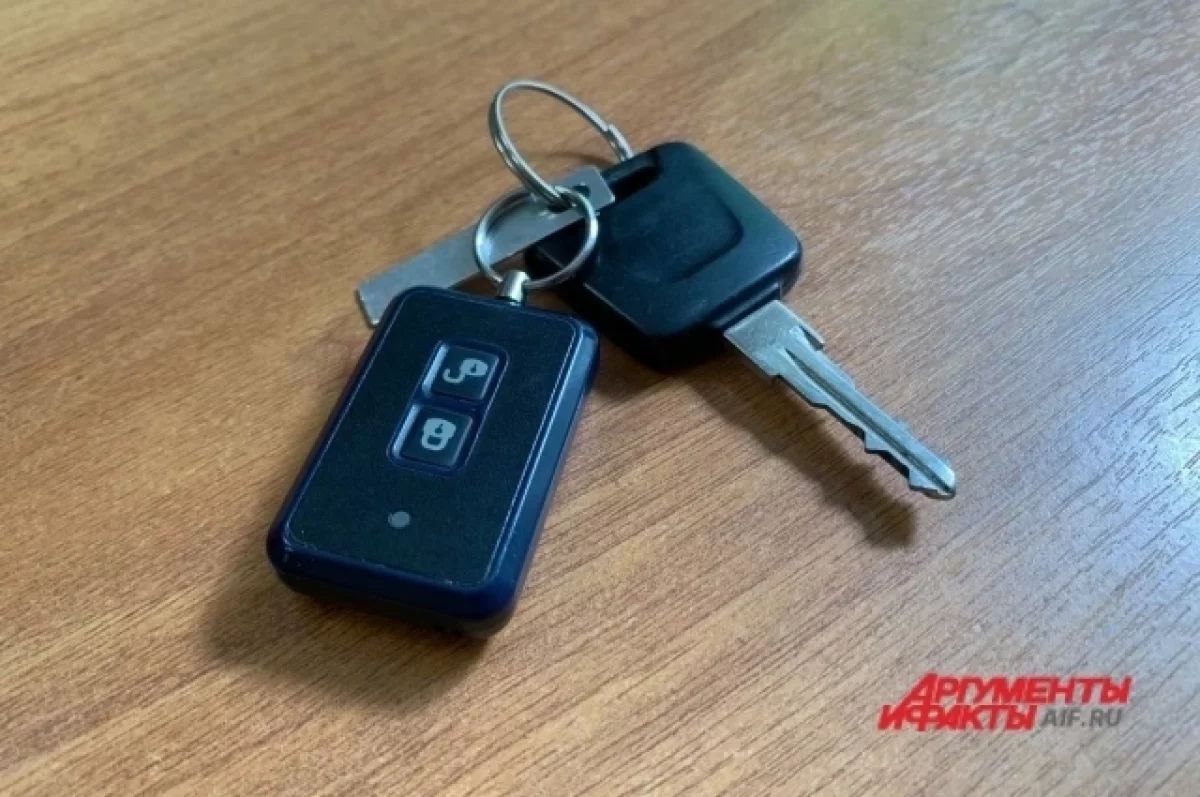 Житель Пермского края за день угнал четыре автомобиля и бросил их в случайных местах, сообщает краевая прокуратура.  Инциденты с похищением транспорта случились 4 июня в Куединском округе. Местный житель прогуливался по посёлку Куеда и искал автомобили, которые водители бросали возле домов, оставляя транспорт открытым и с ключами в замке. За несколько часов мужчина успел взять четыре машины, покататься на них и бросить в разных точках посёлка.   В отношении любителя чужих авто было возбуждено уголовное дело по статье УК РФ «Неправомерное завладение автомобилем или иным транспортным средством без цели хищения». Как оказалось, ранее водитель был судим за аналогичное преступление. Дело рассматривалось в Куединском районном суде.  По всем четырём эпизодам мужчину признали виновным и назначили ему ограничение свободы на один год. Во время уголовного процесса никто из владельцев авто не заявлял требований о возмещении ущерба.   Источник    ЧП Пермь    Прислать новость