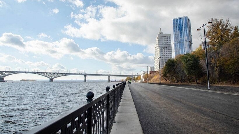 В ноябре в Саратове откроется новый участок набережной Новый участок набережной в районе моста Саратов Энгельс откроется уже в следующем месяце Об этом в ходе очередного визита в Саратов сообщил спикер Госдумы Вячеслав Володин Видео появилось в Telegram канале Володин Саратов Авторы канала напомнили что третий этап строительства должен завершиться к июлю 2026 года Тогда будет создан участок набережной который соединит её с пляжем в Затоне Володин поручил местным властям заняться проектированием следующего этапа с подбором места под пляж в Заводском районе О необходимости построить пляж в Заводском районе Саратова спикер ГД объявил на прошлой неделе Заходите на наш сайт это очень помогает редакции   glush media news view id 5603