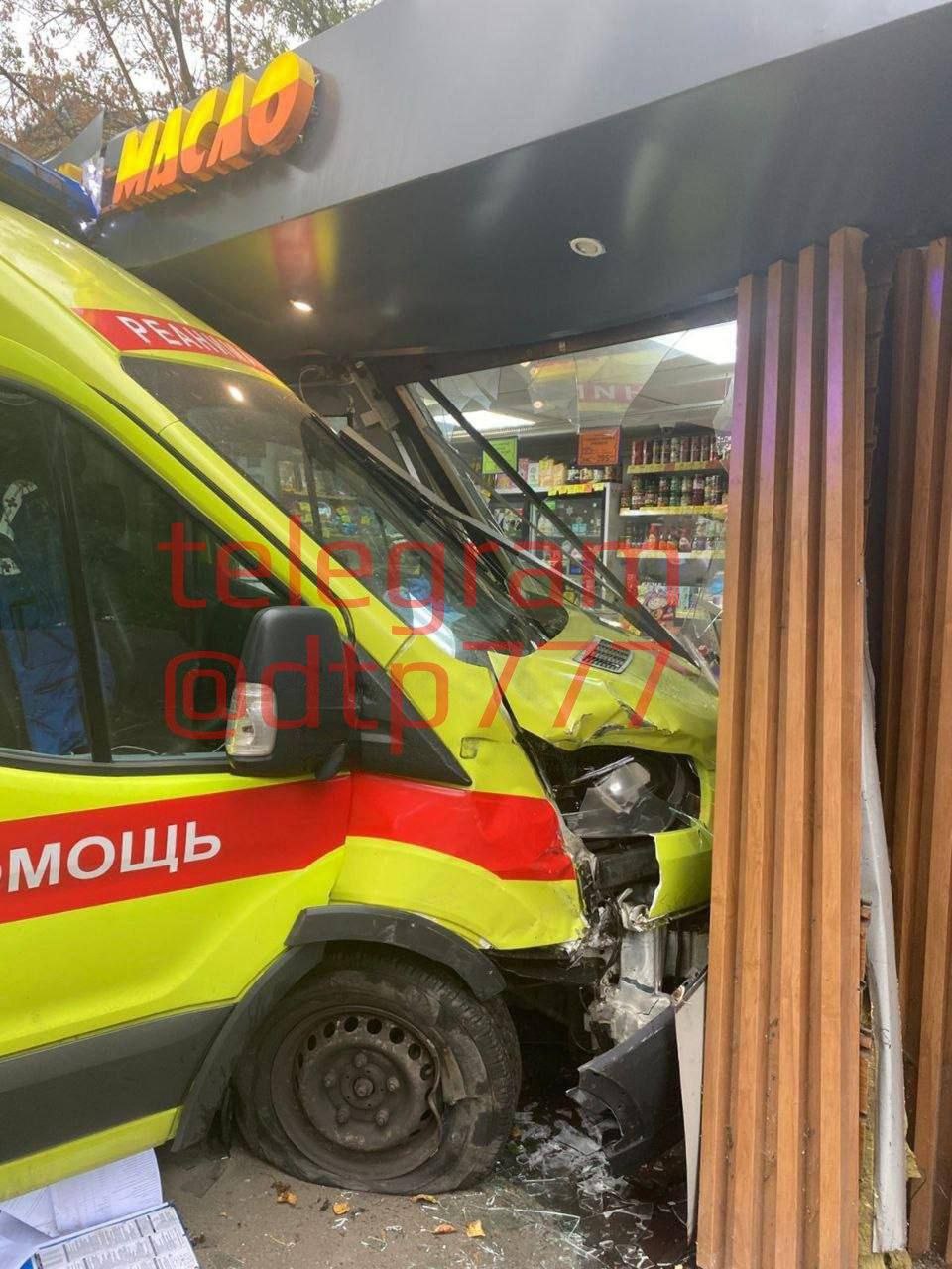 В Королёве произошло ДТП с участием автомобиля скорой помощи который столкнулся со стеной магазина Машина санитарной службы наехала на легковое авто на Пионерской улице что привело к разрушению стеклянного фасада магазина Сейчас проводится расследование для выяснения наличия пострадавших в результате этого происшествия