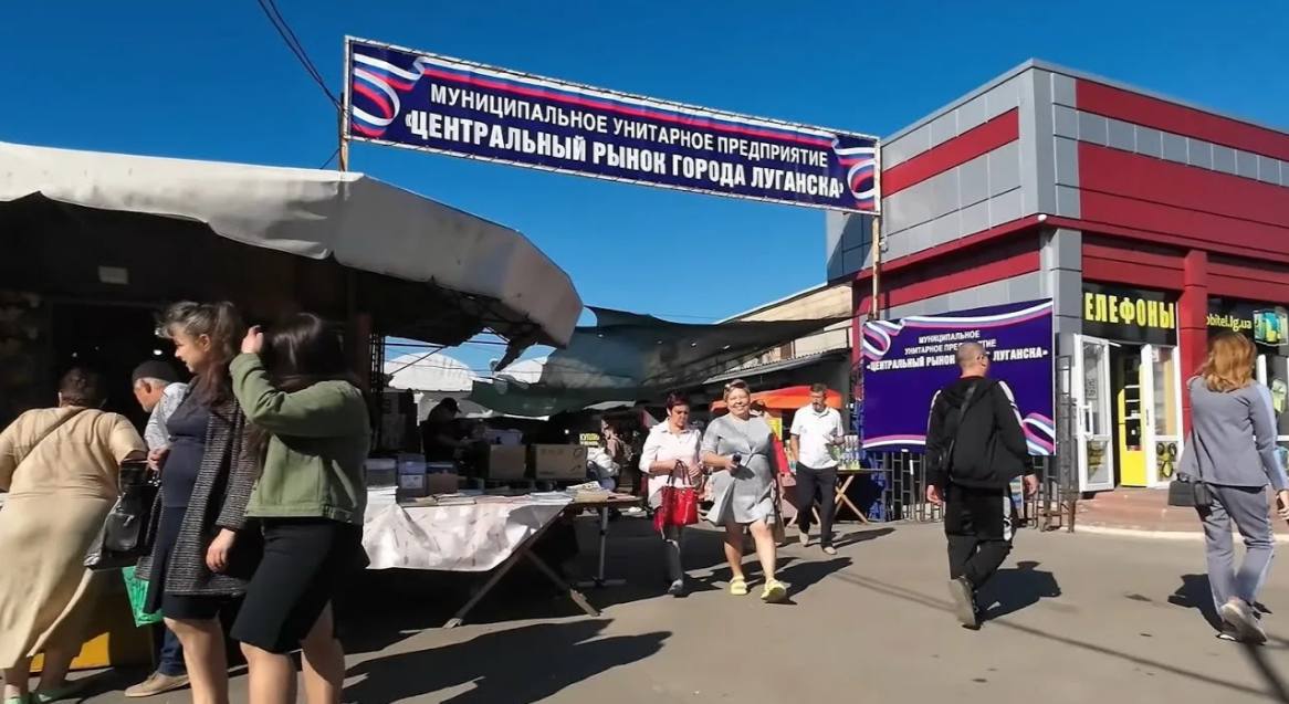 Луганский Центральный рынок не закроют, его ждет капитальная реконструкция  Вопреки распространяющимся слухам, центральный рынок в Луганске продолжит работу  Об этом ЛИЦ сообщил начальник управления развития потребительского рынка и сферы услуг Леван Кикория  Рынок является успешно функционирующим муниципальным предприятием. В рамках общегородской программы все рынки Луганска должны стать капитальными сооружениями к 2028 году. Дата начала реконструкции Центрального рынка пока не определена          Вести. Луганск Подписаться   Прислать новость
