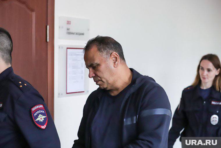 Свердловского застройщика отправили в колонию за взятку экс-мэру  Учредителя компании «Жилые кварталы» Саррафа Мамедова приговорили к двум годам колонии строгого режима и штрафу в 6,3 млн рублей за дачу взятки бывшему мэру Дегтярска Вадиму Пильникову.  Мамедов признал вину и заключил досудебное соглашение. По данным следствия, он передавал деньги Пильникову с 2020 по 2024 год. Также застройщик дал показания на сотрудника областного департамента противодействия коррупции.  Пильников ранее тоже признал вину и дал показания на бывшего министра энергетики и ЖКХ Николая Смирнова. Сейчас Смирнов находится в СИЗО, Пильников уже осуждён на 10 лет.    Написать   Чат   Подписаться
