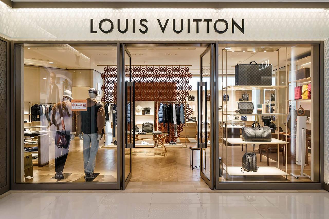 Louis Vuitton возвращается — модный дом зарегистрировал товарный знак в Роспатенте, сообщает РИА Новости. В России бренд планирует продавать ювелирные изделия, бижутерию, косметику, средства для обуви и парфюмерию.