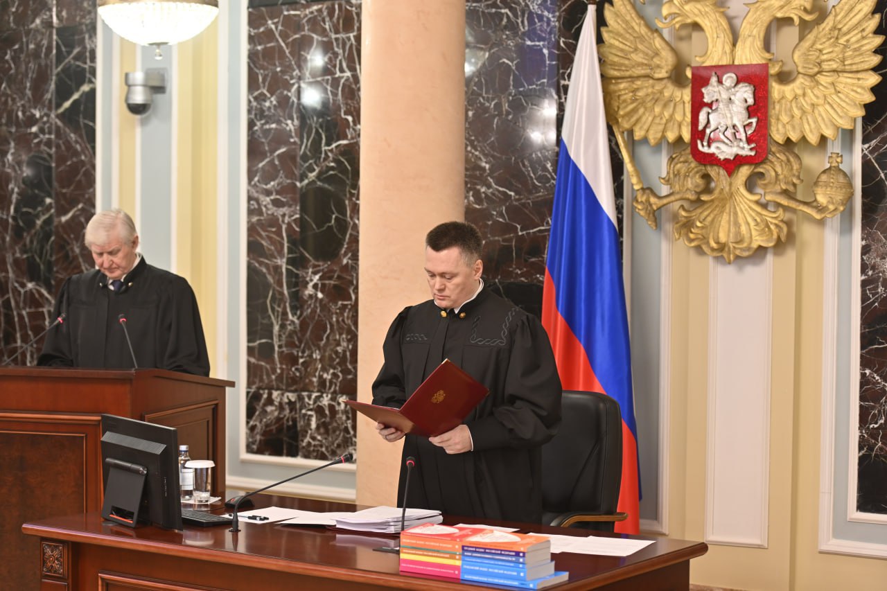 Верховный суд Антисоветская агитация и пропаганда не несут общественной опасности осужденные за них подлежат реабилитации Президиум Верховного суда РФ отменил судебное решение в части наказания по статье о контрреволюционной агитации в отношении жителя Одессы Ивана Мока осужденного в 1950 году за измену Родине и контрреволюционную агитацию Согласно материалам дела Иван Мок проводил антисоветскую агитацию среди жителей Кировской области В годы ВОВ фигурант добровольно служил старостой в поселке и выполнял указания фашистских захватчиков на оккупированной территории говорится сообщении Верховного суда Приговор за измену Родине суд оставил без изменения Антисоветская агитация и пропаганда признаны деяниями не содержащими общественной опасности и осужденные за них подлежат реабилитации независимо от фактической обоснованности обвинения указал Верховный суд РФ В сообщении судебной пресс службы отдельно отмечается что решение было вынесено под председательством нового председателя Игоря Краснова В посте стоит его фото в мантии Аналогичное решение было принято Верховным судом в октябре спустя месяц после назначения Краснова Суд тогда заявил о частичной реабилитации Александра Кунцевича 1896 года рождения осужденного в 1950 году за антисоветскую агитацию и пропаганду В сопроводительном заявлении Верховного суда отмечается что работа по реабилитации ведется в целях восстановления гражданских прав и устранения последствий произвола в отношении несправедливо осужденных граждан Источники близкие к судебной системе считают что подобные решения отражают стремление Краснова продемонстрировать что государство не заинтересовано в массовых репрессиях На прошлой неделе Верховный суд под руководством Краснова развернул ход громкого спора о квартире Ларисы Долиной артистка должна покинуть жилье проданное под влиянием мошенников За день до этого телеграм канал Верховного суда РФ на 15 тысяч подписчиков полностью стер оттуда все посты Первая публикация в обновленном канале была посвящена делу Долиной Сейчас там уже больше 50 тысяч читателей Он политик и ему нужно внимание Верховный суд при нем будет не просто судом а актором формирующим общественный сигнал о справедливости и контролируемости репрессий заявил каналу Незыгарь политтехнолог знакомый с ситуацией Фото Официальный канал Верховного Суда Российской Федерации