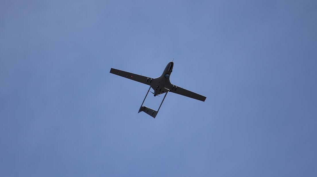 Дроны атаковали нефтяной объект Татнефти в Альметьевском районе В Татарстане украинские дроны атаковали Северный Товарный Парк Татнефти возгорание после падения обломков ликвидировано передает ArbatMedia Как сообщила глава Альметьевского района Гюзель Хабутдинова утром в районе сработали системы противовоздушной обороны отразившие атаку беспилотников Один из сбитых дронов упал на территорию нефтяного объекта где произошёл пожар По словам Хабутдиновой возгорание не повлияло на функционирование оборудования а все службы быстро прибыли на место и устранили огонь Пострадавших в результате происшествия нет Прислать новость