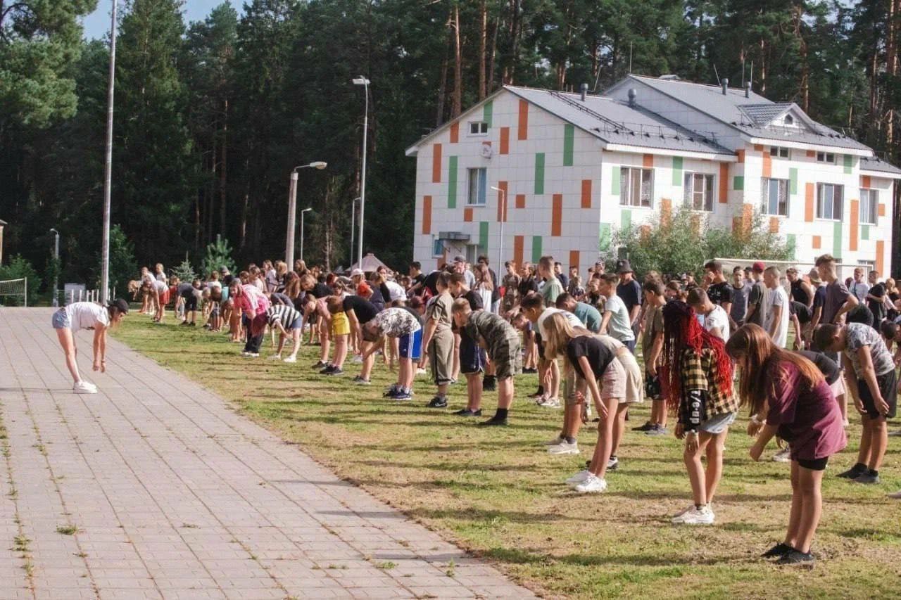 Для детей из ДНР организован летний отдых На территории Республики запустили в работу пришкольные лагеря и досуговые площадки — сейчас в них отдыхают более 27 тысяч ребят. Там организовали обучающие, развлекательные и спортивные мероприятия. Еще около семи тысяч маленьких жителей ДНР проходят оздоровление на российских курортах. "Продолжаем направлять наших детей в лучшие российские лагеря — этим летом в них отдохнут порядка 2700 детей. Еще более 17 тысяч ребят отправим в регионы-шефы, там их ждут экскурсии и знакомство с культурой российских регионов. Также около 4 тысяч старшеклассников и студентов колледжей смогут поучаствовать в «Университетских сменах». Всего к концу лета отдохнут более 50 тысяч детей", - сообщил Глава ДНР. Фото: ТГ-канал Главы ДНР