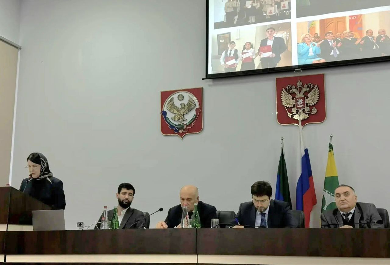 В День Героев Отечества в нашем районе состоялась научно практическая конференция Воспитание молодёжи взгляд в будущее Хочу подчеркнуть значимость конференции и поблагодарить за инициативу ее организаторов председателя Собрания депутатов Гаджиамина Рамалданова и местное отделение КПРФ Воспитание подрастающего поколения на основе традиционных ценностей любви к Родине и уважения к ее героической истории общая задача и безусловный приоритет для всех уровней власти системы образования и общественности Проведенная конференция стала важной площадкой для выработки конкретных решений Отрадно что в диалоге участвовали не только теоретики но и практики директора школ наставники юных активистов советники по воспитанию а также наши герои участники СВО Их опыт бесценен Принятая резолюция не просто итоговый документ а практический план действий Администрация района со своей стороны окажет всемерное содействие в реализации этих предложений Мы понимаем что от нашей работы сегодня зависит то какими гражданами нашей страны вырастут наши дети Отделу образования поручил детально проработать рекомендации прозвучавшие на конференции и включить их в планы воспитательной работы образовательных учреждений