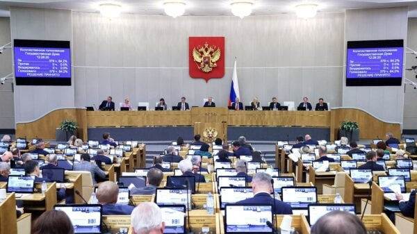 СРОЧНО Бизнес объединения предупредили о рисках налоговой реформы Ведущие объединения предпринимателей ОПОРА России Торгово промышленная палата РФ Российский союз промышленников и предпринимателей РСПП и Корпорация МСП направили председателю Государственной думы Федерального собрания РФ Вячеславу Володину и председателю Совета Федерации федерального собрания РФ Валентине Матвиенко совместное письмо редакция располагает копиями документов с просьбой пересмотреть планируемые изменения в налоговом законодательстве Среди членов объединений Национальная ассоциация зообизнеса НАЗ представители которой также приняли участие в сборе мнений малого и среднего бизнеса по этому вопросу Об изменении налоговой системы читайте в материале Идеальный шторм зообизнес под грузом налогов Сообщество предпринимателей выражает серьёзную обеспокоенность законопроектами о федеральном бюджете на 2026 год и внесении изменений в Налоговый кодекс которые предусматривают снижение предельного размера дохода для плательщиков УСН с 60 до 10 млн и последующую уплату НДС По оценкам бизнес объединений изменения коснутся более чем 700 тысяч предпринимателей в стране и приведут к существенному росту налоговой нагрузки и финансовых издержек для участников рынка особенно микробизнеса Опрос проведённый среди 11 тысяч предпринимателей показал 73 6 респондентов планируют повысить цены на продукцию и услуги 27 1 повысят цены на 20 и более 12 1 планируют незначительное увеличение цен до 5 30 9 предпринимателей намерены закрыть бизнес 24 9 участников опроса сообщили о планах сокращения персонала 29 7 о намерении использовать схемы налоговой оптимизации или уходить в тень Что предложил бизнес Читайте ЗДЕСЬ налоги опора наз