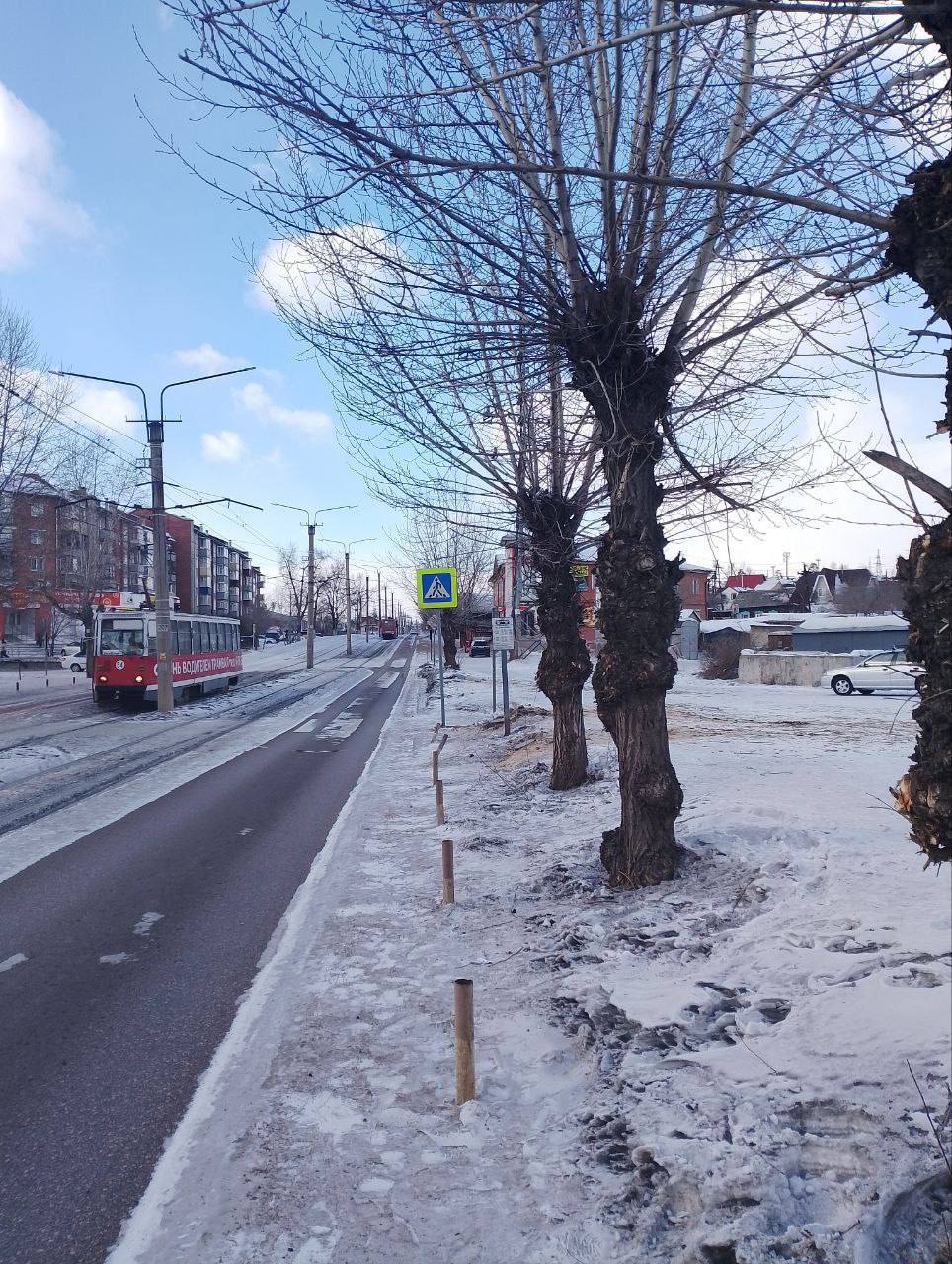 В Улан-Удэ прокуратура устроила проверку по факту ДТП с несовершеннолетним пешеходом близ остановки «Сенчихина». Выяснилось, что указанный участок содержали не лучшим образом. Там обнаружили неубранный снег и накаты. Также из-за деревьев было плохо видно знак «Пешеходный переход».  Надзорный орган внес представление комитету городского хозяйства, после чего все недостатки устранили: дорогу посыпали противогололедным материалом, снег убрали, деревья обрезали, а знак перенесли.  Вдобавок комитет горхозяйства привлекли к административной ответственности по статье «Несоблюдение требований по обеспечению безопасности дорожного движения при содержании дорог». Ему выписали штраф в размере 200 тысяч рублей. Об этом 10 марта сообщили в пресс-службе прокуратуры Бурятии.  #бурятия