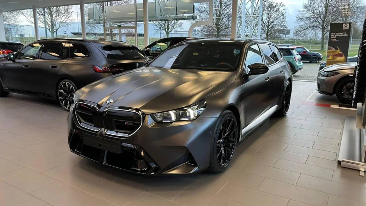 В России начали продавать универсалы BMW M5 нового поколения  Сейчас на Авто.ру четыре предложения по цене от 23,9 до 28 миллионов рублей. Модель была официально представлена только в августе этого года и доступна под заказ.  Машину из наличия на европейском складе обещают привезти за два месяца. Другие варианты — к весне 2025-го. Цены включают в себя все пошлины, утильсбор и действующий ЭПТС.