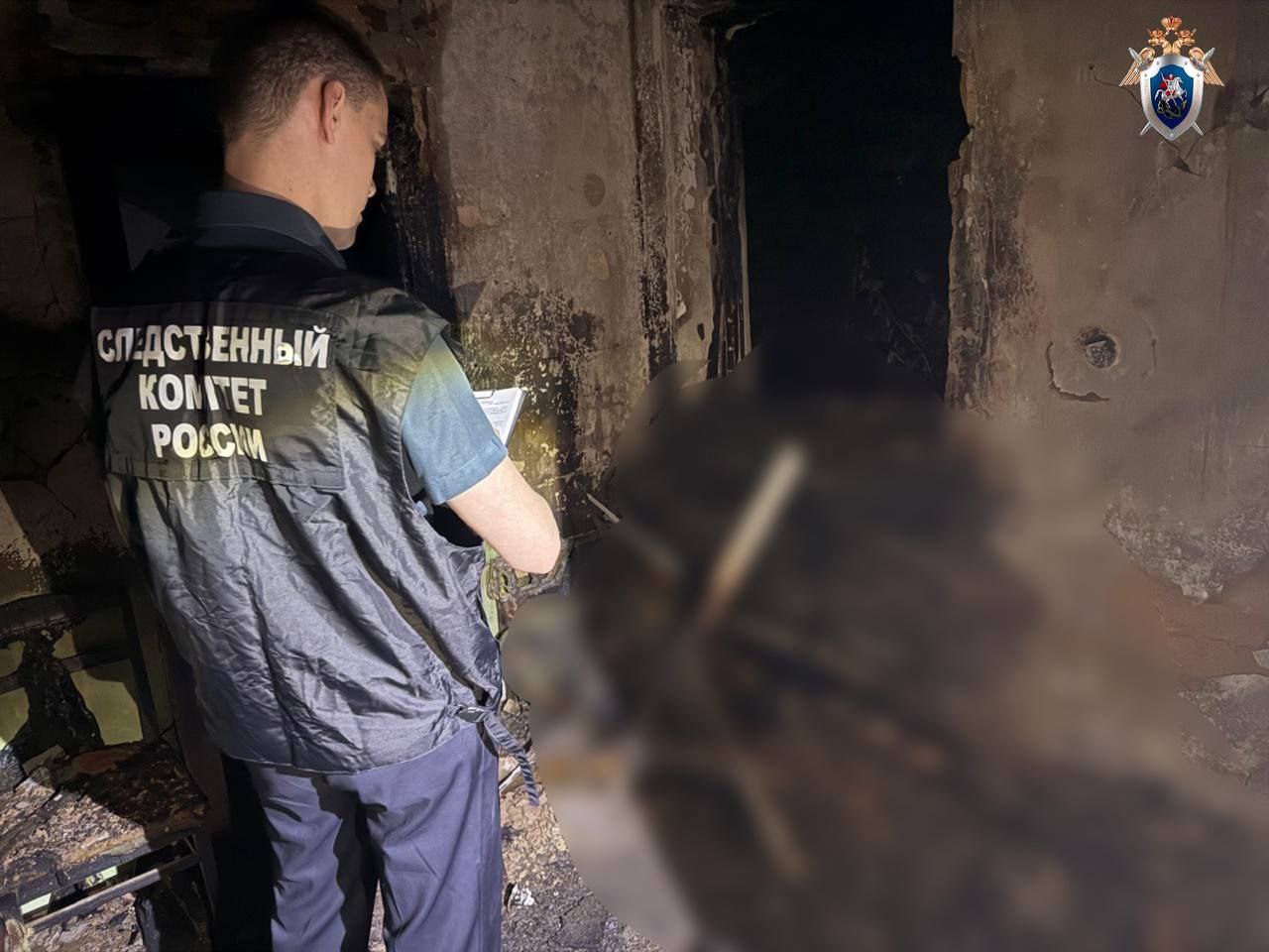  В Успенском районе следователи проводят проверку по факту гибели местного жителя в результате пожара Армавирским межрайонным следственным отделом СКР по Краснодарскому краю проводится процессуальная проверка по сообщению о пожаре в жилом доме в хуторе Веселом Успенского района, в результате которого погиб местный житель. По предварительным данным, вчера вечером в частном доме, расположенном на улице Буденного в хуторе Веселом, произошло возгорание. Соседи, увидев пожар, вызвали на место подразделение МЧС. После локализации возгорания в одной из комнат было обнаружено тело 55-летнего хозяина домовладения. Однои из возможных причин пожара могло стать неосторожное обращение с огнем при курении. Следователем территориального следственного отдела СКР проведен осмотр места происшествия, продолжается проведение необходимых проверочных мероприятии, направленных на установление всех обстоятельств произошедшего, в том числе точнои причины и очага возгорания. В рамках проверки назначено проведение судебно-медицинской экспертизы. По результатам проверки будет принято процессуальное решение. ЧП Краснодара и края