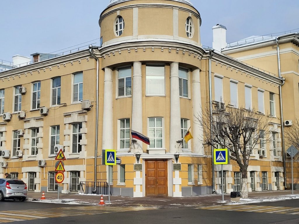 Борис Ясинский перейдет на работу в администрацию Рязани Об этом ссылаясь на вице губернатора Артема Бранова сообщает у себя в ТГ канале издательство Пресса Борис Викторович переходит на работу в администрацию Рязани где он уже в свое время потрудился И губернатор и областное правительство возлагают на него большие надежды потому что в городе накопился ряд проблем которые необходимо решать Для этого необходимы энергия задор и та работоспособность которую он показывает Думаю что Ясинский с этой работой справится сказал Артем Бранов