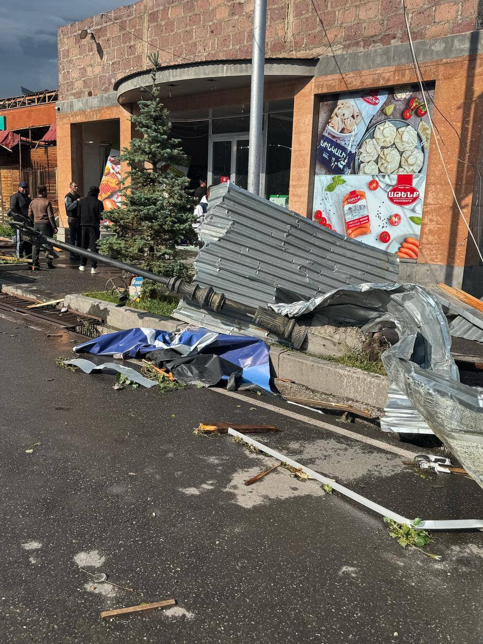 В Апаране из-за смерча повреждены здания. Губернатор Арагацотнской области вместе с мэром находится на месте, в настоящее время проводится оценка масштабов ущерба. Апаран отключён от электроэнергии, по соображениям безопасности также приостановлена подача газа. На месте работают спасательные службы МВД, под руководством губернатора Арагацотна задействованы специалисты соответствующих подразделений администрации области. Дополнительная информация будет предоставлена в ближайшее время.