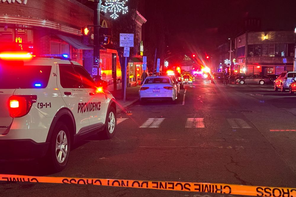 Неизвестный открыл стрельбу в Брауновском университете в США в результате два человека погибли восемь находятся в критическом состоянии сообщил мэр города Провиденс Бретт Смайли Телеканал NBC News в свою очередь уточнил что в общей сложности ранения получили до 20 человек Подозреваемый в стрельбе пока не задержан Полиция сообщает что в момент ЧП он был одет в темную одежду Президент США Дональд Трамп тем временем призвал молиться за погибших и пострадавших Я в курсе ситуации в Брауновском университете это ужасно и все что мы можем сейчас сделать это молиться за жертв и за тех кто очень серьезно пострадал сказал американский лидер Фото REUTERS Подписаться на Российскую газету Читать нас в MAX