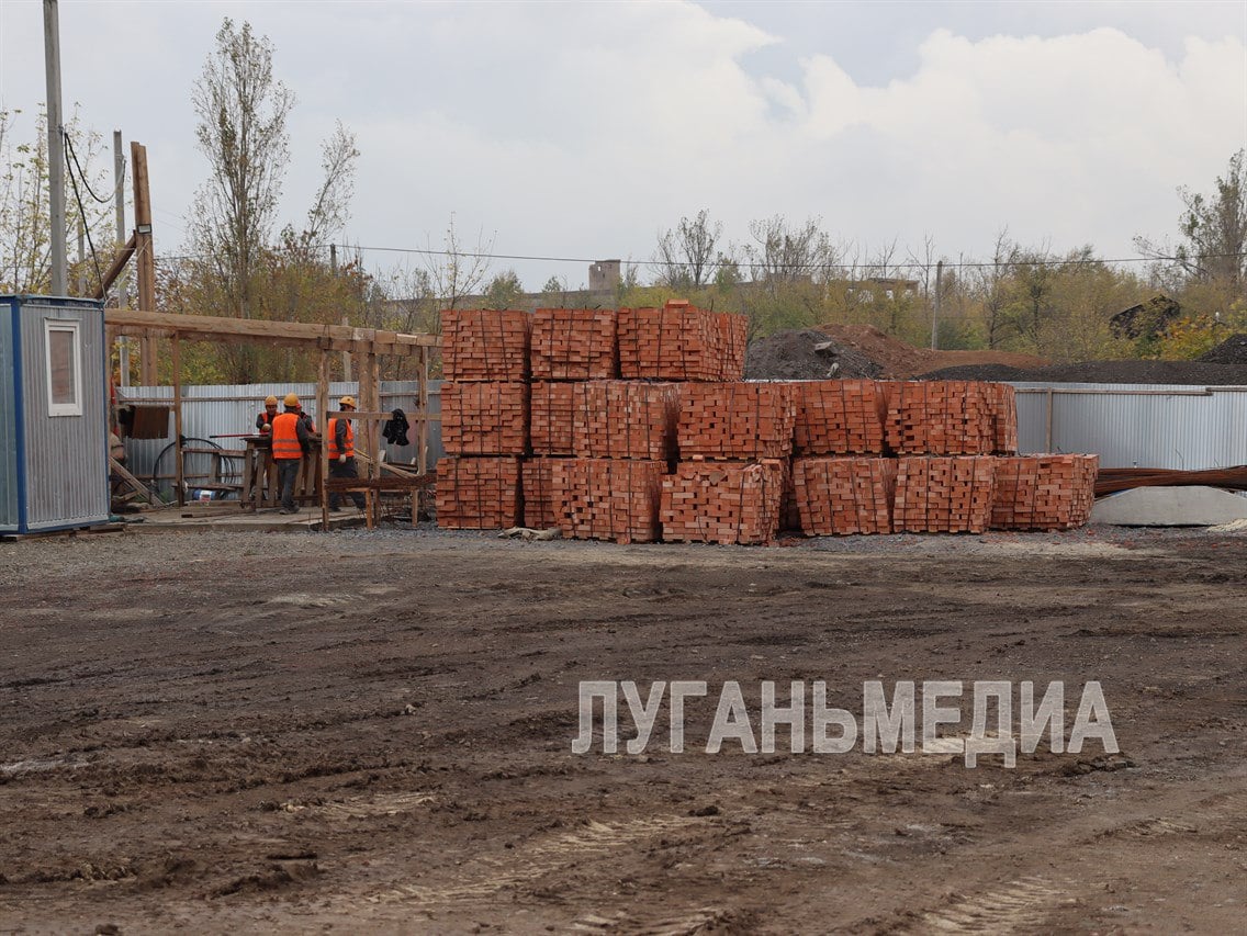 В Свердловске продолжается строительство современного многоэтажного дома   ‍ Специалисты красноярской подрядной организации ООО «СтройТехМонтаж» продолжают строительство нового многоэтажного дома в Свердловске – современного и комфортного, отвечающего всем современным стандартам.   Как рассказал руководитель проектного направления ООО «СтройТехМонтаж» Олег Гребенкин, рабочие выполнили работы в подвальных помещениях на первой и второй секциях будущего дома и построили кирпичные стены первого этажа первой секции.   – Сейчас специалисты занимаются перекрытием подвального помещения второй секции, – добавил он. – Кирпичная кладка будет выполняться до девятого этажа, затем последуют фасадные работы.    Площадь дома, который возводят в рамках Программы социально-экономического развития ЛНР, составляет 960 кв. м. По словам Олега Гребенкина, «изюминкой» проекта станет запас воды в 40 куб. м – его разместят в подвальном помещении. Этим строители не ограничатся: на территории вокруг здания предусмотрены парковочные места и места отдыха, детские площадки, зеленые насаждения.   – Строительство жилого комплекса планируем завершить в четвертом квартале 2025 года, – подытожил руководитель проектного направления ООО «СтройТехМонтаж».            Вконтакте       Одноклаcсники