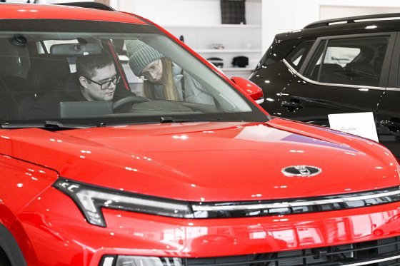 Прошло исследование скидки на новые авто резко упали в количестве и размере Как рассказали Российской газете эксперты Авто ру в октябре ноябре на фоне сокращения складских запасов медианный размер скидки на новый автомобиль у официальных дилеров упал с 21 до 17 что стало самым значительным изменением в этом году Также на три процента сократилось общее количество объявлений со скидкой К концу ноября уже почти пятая часть машин предлагалась без скидок Ускорение тренда в последние два месяца обусловлено дальнейшим уменьшением автомобилей прошлых годов выпуска на складах а также оживлением спроса со стороны потребителей Фото РИА Новости Подробности в материале Российской Газеты