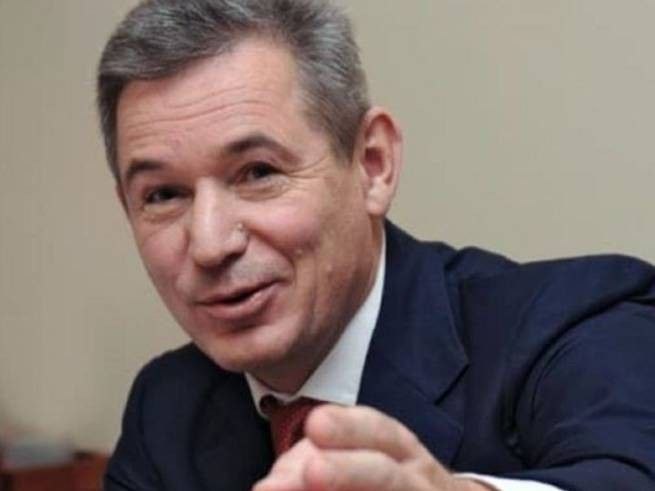 Газотранспортный миллиардер Игорь Макаров еще в 2023г отказался от российского гражданства Но канадские санкции с него так и не сняли 100 млн зависло Сейчас Макаров известный по холдингам Итера и Арети вот что значит творческий человек начал новый суд с государством кленового листа Но перспективы невелики Еще беда у отказника сейчас он гражданин Кипра и Молдавии Относительно высока вероятность что отберут сначала кипрский а потом и молдавский паспорт В скандалах с покупкой гражданства его фамилия уже мелькала Придется наверное на Родину в Туркменистан проситься