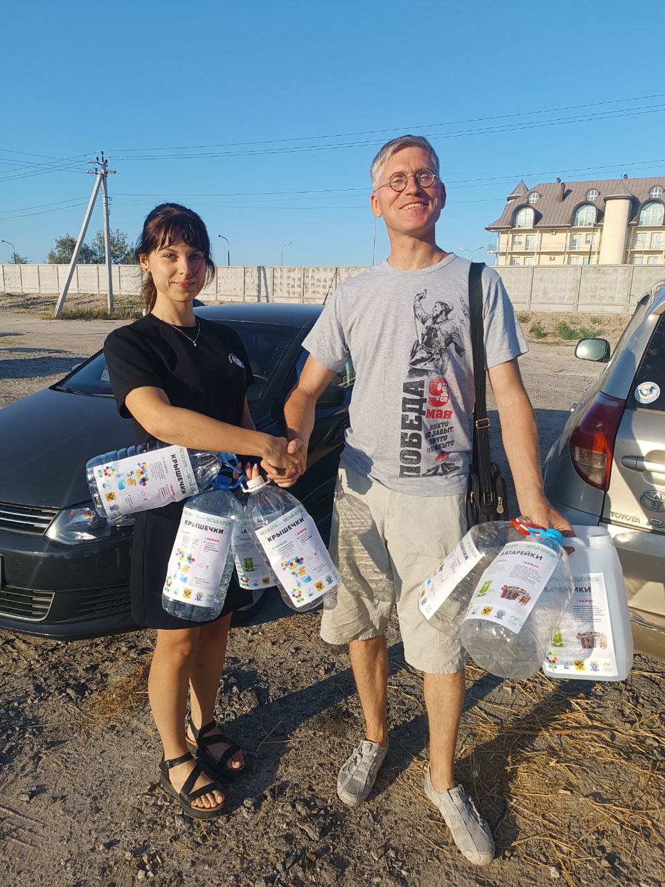 АНО "Чистая Ялта" и Минприроды Херсонской области начинают сотрудничество ради экологии  АНО "Чистая Ялта" и Министерство природных ресурсов, экологии и рыболовства Херсонской области договорились о сотрудничестве для сохранения природы региона  В ближайшее время между организациями будет подписано соглашение о совместной работе. На встрече представители обсудили актуальные вопросы, связанные с получением лицензий на переработку батареек, пластиковых крышек и других видов пластика, а также поделились опытом решения экологических задач.  В знак начала партнерства АНО "Чистая Ялта" передала Минприроды контейнеры для сбора батареек и крышечек, изготовленные из переработанных бутылок и канистр. Этот жест символизирует общую цель — развитие экологически ответственного подхода к утилизации отходов.  «Сотрудничество с АНО "Чистая Ялта" открывает новые возможности для реализации экологических инициатив в Херсонской области. Вместе мы сможем эффективно решать вопросы переработки и защиты окружающей среды", — отметила начальник отдела экологического просвещения и образования Эльвира Громыхина  Это партнерство станет важным шагом на пути к созданию устойчивой системы обращения с отходами и сохранению природы региона.   #Минприроды_Херсонская_область    ВК   Одноклассники