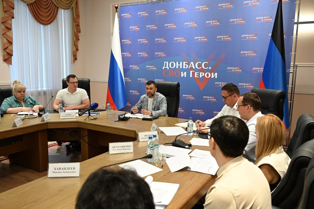 В ДНР строят республиканский скринингово-эндоскопический центр Он позволит проводить в день 80 исследований с гастроэндоскопией под медикаментозным сном, что на порядок больше, чем сейчас. Об этом сообщил Глава ДНР Денис Пушилин по итогам заседания Совета главных врачей. Также в этом году в регионе откроют 18 новых ФАПов и отремонтируют 24 объекта здравоохранения. Чтобы ускорить восстановление, Глава ДНР поручил главврачам уже сейчас готовить проектно-сметную документацию. Фото: официальный сайт Дениса Пушилина