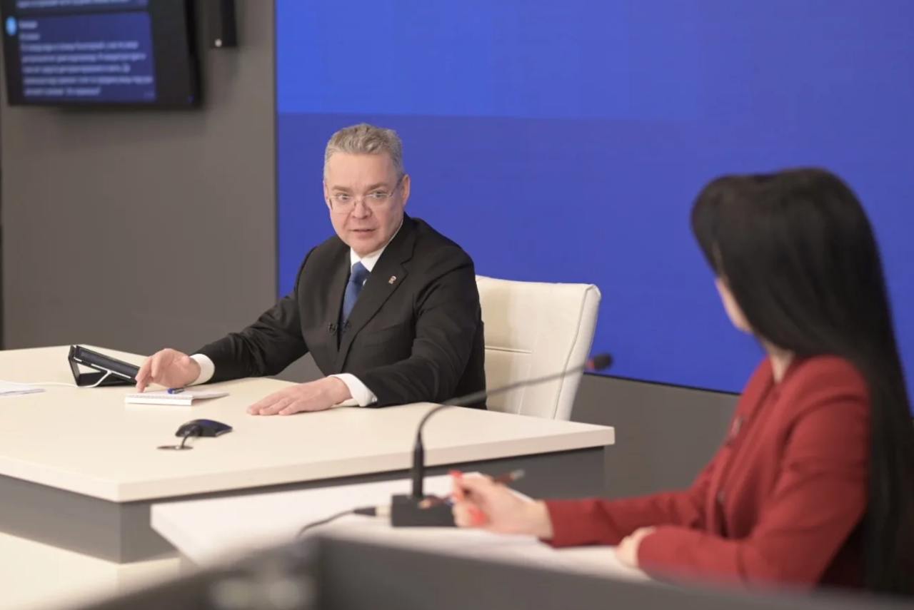 Владимир Владимиров рассказал о планах модернизации систем ЖКХ и энергетики На совмещенной пресс конференции и прямой линии губернатор Ставрополья представил планы по модернизации коммунальной и энергетической инфраструктуры края Особое внимание уделено решению проблем с теплоснабжением в Кисловодске и Невинномысске где из за изношенных сетей происходят аварии В Кисловодске разработан план модернизации теплосетей в 2026 2027 годах запланировано строительство двух новых котельных для обеспечения 215 объектов В Невинномысске в 2026 году замена ветхих тепломагистралей протяженностью 2 9 км будет профинансирована за счет краевого бюджета и Фонда национального благосостояния Мы адресно посмотрим проблемные дома и разберемся по поводу перерасчета Если вы оплачиваете услугу по нормативу обязательно поможем заявил глава края Касаясь аварий на электросетях в новогодние каникулы губернатор поручил ускорить ликвидацию подобных инцидентов закупить спецтехнику скорректировать планы модернизации сетей и внедрять технологии защищающие ЛЭП от обрывов Ежегодно на ремонт и обслуживание сетей в крае направляется более 3 5 млрд рублей