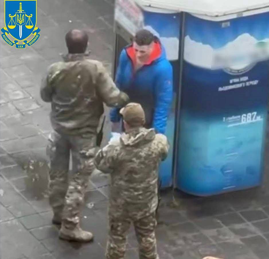 В Харькове перед судом предстанет сотрудник ТЦК, который ударил мужчину во время проверки документов, сообщает спецпрокуратура Восточного региона. Следствие установило, что военком начал словесный конфликт с гражданским, а затем, «стремясь продемонстрировать свою власть, действуя без законных оснований, из хулиганских побуждений и с особой дерзостью», умышленно причинил потерпевшему телесные повреждения. Ранее в ТЦК утверждали, что инцидент якобы стал следствием «провокации со стороны военнообязанного».
