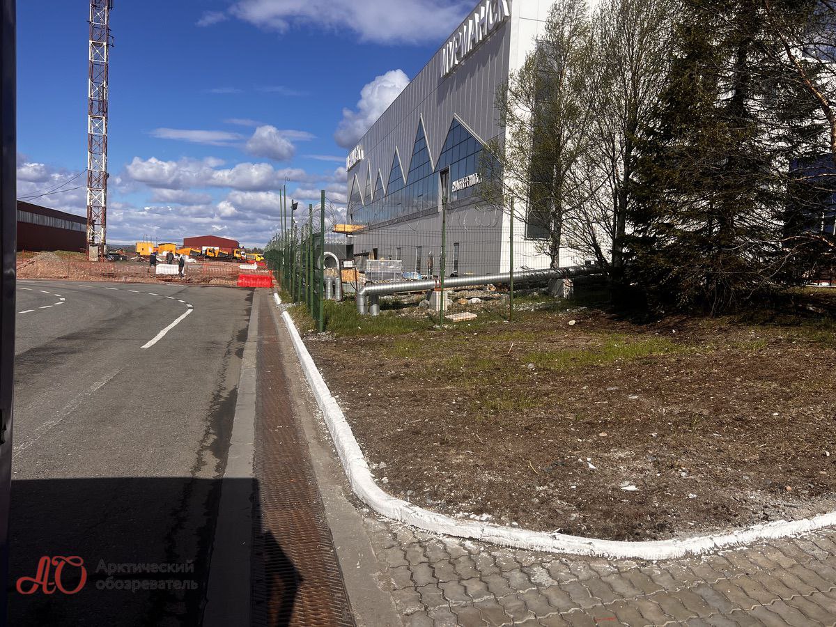 Арктический обозреватель Мурманск Холдинг Новапорт назвал новые сроки сдачи нового аэровокзального комплекса мурманского аэропорта Мы планировали с опережением завершить строительство в сентябре но по объективным причинам это не произошло Поэтому мы закончим работы как предполагалось по договору генерального подряда 15 ноября Об этом заявил гендиректор Новапорт Холдинг Евгений Янкилевич на встрече с губернатором Андреем Чибисом По словам руководителя предприятия сроки были скорректированы в связи со сложностью технологических процессов включая монтаж аэродромного оборудования и проведение масштабных земляных работ Примечательно что на встрече была озвучена новая пропускная способность аэропорта с 1 4 млн пассажиров в год она вдруг выросла до трёх Арктический подробнее на канале Арктический обозреватель Мурманск