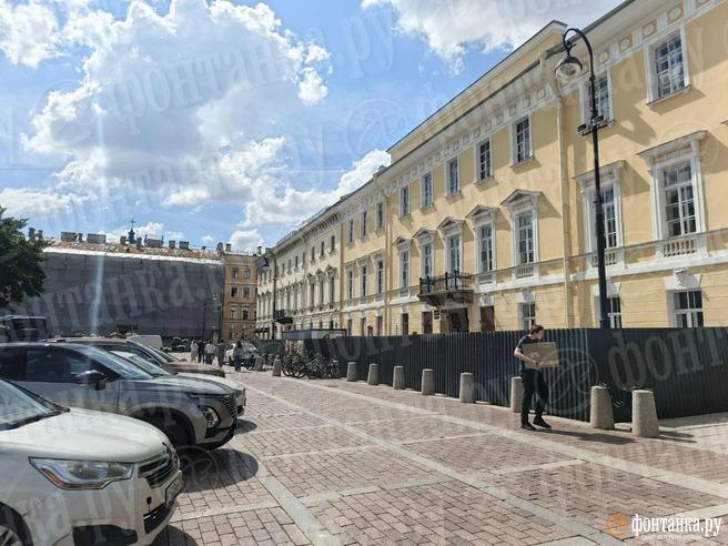 Обыски проходят в Михайловском театре в Петербурге, передаёт местное издание «Фонтанка». По его данным, они связаны с уголовным делом о крупной растрате, которое возбудили против худрука Владимира Кехмана. Силовики изымают документы в кабинетах руководства и опрашивают сотрудников. Они также приехали в сеть дилерских центров «Автодом» в Москве, где были куплены два люксовых автомобиля Mercedes, на которых ездил Кехман. Как утверждается, они были оформлены не на него. Сам фигурант, который также руководит столичным МХАТ им. Горького, сейчас тоже находится в Москве. На днях его отпустили под подписку о невыезде. Претензии следствия касаются работ по реконструкции старой сцены Московского художественного театра, которую планируют открыть осенью. Общая стоимость контрактов превышает полтора миллиарда рублей. Фото: «Фонтанка» /Новости