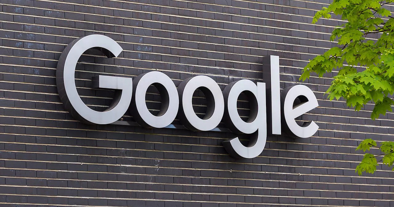 Google вслед за OpenAI тоже выпустила ИИ-репетитора — функцию Guided Learning В преддверии нового учебного года Google запустила инструмент под названием Guided Learning в Gemini. Новая функция помогает не просто находить ответы, а действительно понимать материал. Вместо сухих справок — пошаговые объяснения, уточняющие вопросы, схемы, видео и тесты. Похоже на занятие с репетитором, только доступно в любое удобное время. Похожую функцию недавно представила и OpenAI — в ChatGPT появился специальный учебный режим, направленный на развитие критического мышления.