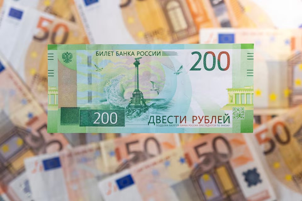 Reuters Exclusive: Европа передаст миллиарды замороженных российских средств западным инвесторам. Часть 1/2. По данным документов, оказавшихся в распоряжении агентства Reuters, бельгийская клиринговая компания Euroclear планирует изъять и перераспределить около 3 млрд евро 3,4 млрд долларов США из замороженных российских средств в пользу западных инвесторов. Решение связано с тем, что Москва ранее конфисковала активы западных инвесторов внутри России. Источники сообщили, что эти средства пойдут на компенсации западным инвесторам, чьи активы в России были изъяты в последние месяцы.Таким образом, обе стороны наращивают усилия по возмещению миллиардных потерь, вызванных военным конфликтом на Украине. Как рассказали два источника, Euroclear перераспределит 3 млрд евро из примерно 10 млрд евро наличных средств, принадлежащих российским юридическим и физическим лицам, попавшим под санкции ЕС. Это решение, впервые подробно раскрытое именно сейчас, знаменует новый уровень ответных мер со стороны Европы. В конце прошлого года Евросоюз изменил режим санкций, разрешив в подобных случаях производить выплаты западным инвесторам. Ранее Запад направлял Украине кредиты и выплаты за счёт процентов, начисленных на замороженные российские активы, что президент РФ Владимир Путин называл «воровством». Планируемые выплаты из Бельгии были вызваны решением российского правительства о конфискации активов западных инвесторов на миллиарды евро в прошлом году. На Euroclear также усиливалось давление со стороны международных инвесторов, требовавших возврата средств. Агентству Reuters не удалось установить, кто именно получит выплаты. Euroclear в марте получила официальное разрешение от властей Бельгии на проведение выплат, сообщили источники. Компания уведомила своих клиентов о грядущих выплатах в документе от 1 апреля, с которым ознакомился Reuters. «Мы получили разрешение от компетентного органа разморозить компенсационные суммы и сделать их доступными для наших участников», — говорится в документе. Личности российских владельцев активов, подлежащих изъятию, установить не удалось. Правительство Бельгии отказалось от комментариев. Минфин РФ не ответил на запрос Reuters. #Россия #ЕС Подписаться Сайт Х