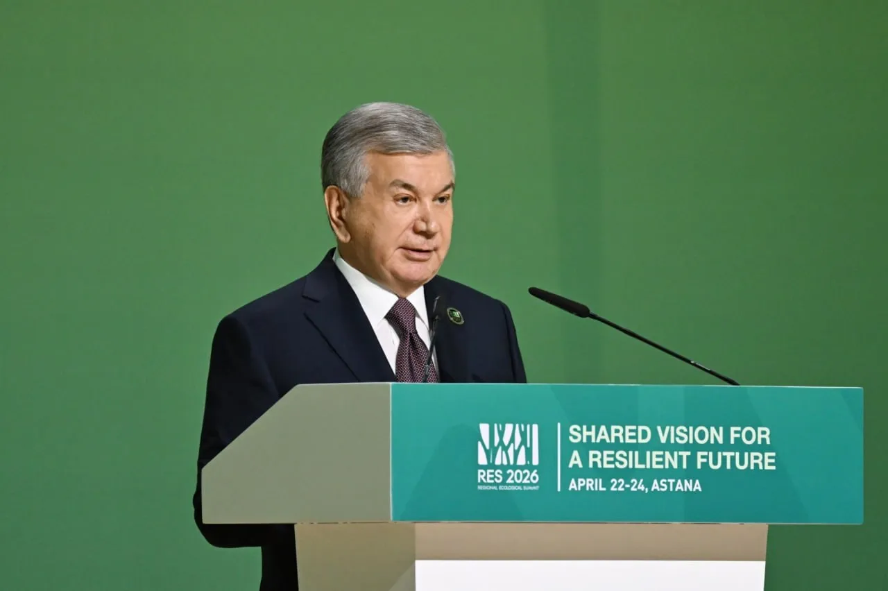 Шавкат Мирзиёев выступил с предложениями по решению экологических проблем в ЦА президент отметил что темпы глобального потепления продолжают ускоряться а в Центральной Азии температура повышается в два раза быстрее почти треть ледников региона потеряна наблюдается дестабилизация режима осадков нарастает дефицит водных ресурсов а деградация охватила уже 80 млн гектаров земель