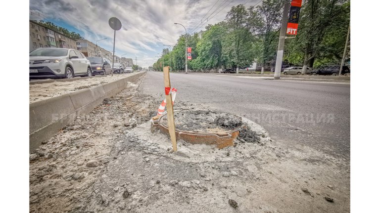 На проспекте Московском в Брянске корректируют высоту люков К концу подходит строительство разделительной полосы. ƃℾ подписаться прислать новость