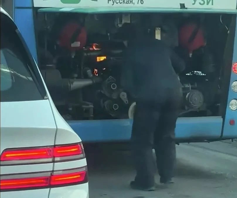 Во Владивостоке водитель голыми руками потушил пожар в автобусе Возгорание произошло в заднем отсеке с двигателем Чтобы потушить пламя мужчине потребовалось меньше минуты Прокуратура проводит проверку Подписаться на РИА Новости