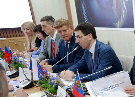 Анатолий Серышев провел встречу с полномочным представителем президента в Центральном федеральном округе Темой для обсуждения стал ЭКГ-рейтинг ответственного бизнеса — это индекс, который показывает деловую репутацию предпринимателей и компаний. Рейтинг охватывает 7 миллионов предпринимателей по всей стране и оценивает, насколько они следуют принципам ответственного ведения бизнеса. Основное внимание уделяется людям: работникам, их семьям и жителям тех регионов, где работают компании. Анатолий Серышев подчеркнул, что важно использовать положительный опыт, накопленный в Центральном федеральном округе при разработке и применении ЭКГ-рейтинга. Этот механизм помогает наладить эффективный диалог между бизнесом и властями.