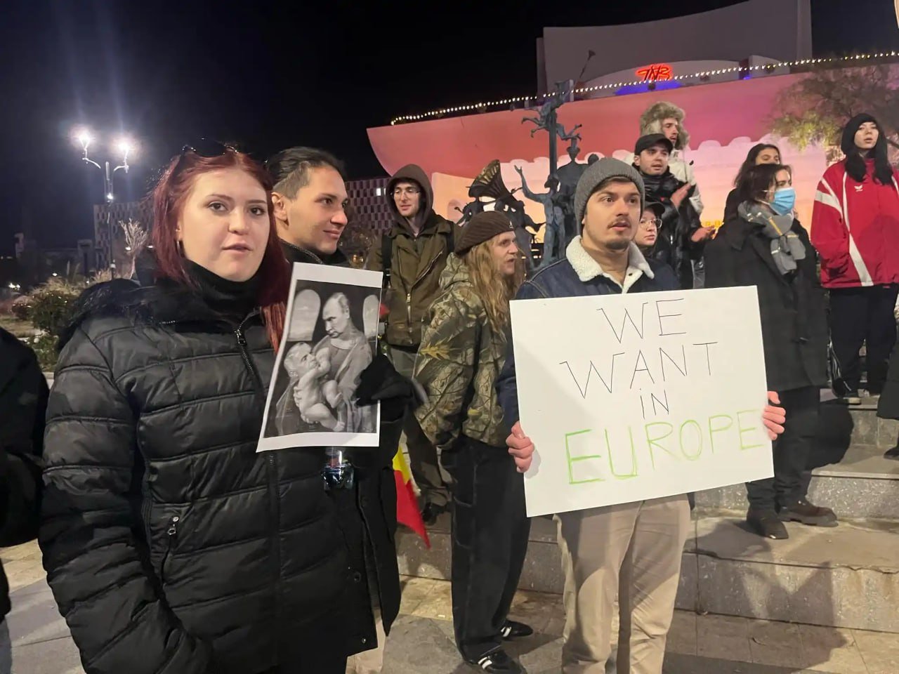 Число участников протеста против победы Кэлина Джеорджеску в первом туре президентских выборов в Румынии выросло до полутысячи. Акция проходит на Университетской площади Бухареста.  К участникам с Библией наперевес попытался прорваться контрманифестант, но его оттеснили и задержали.  Пошли козырные лозунги на английском "Мы хотим в Европу"  свежо для члена ЕС . Пора бы и про кружевные трусики что-то.  Ну и вообще берите чай, кофе, друзей и хорошее настроение - гулять так гулять.