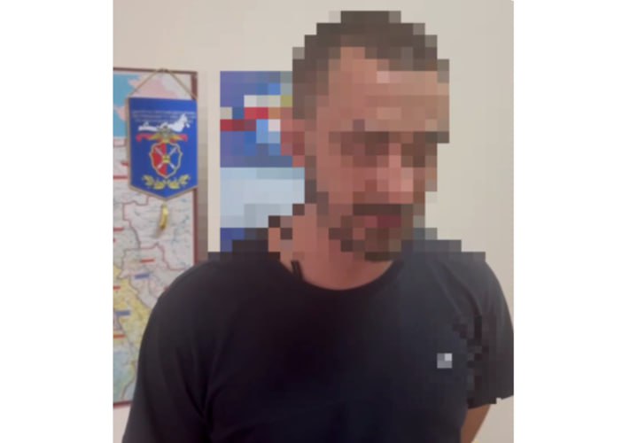 29-летний краснодарец своим поведением порочил форму полицейских. В Сети появилось видео, как мужчина, одетый в куртку сотрудника правоохранительных органов, выкрикивал экстремистские лозунги и вел себя непристойно. Стражи порядка разыскали злоумышленника. С его слов, запись была сделана в 2022 году. Проводится проверка, краснодарец на камеру принес извинения и раскаялся, рассказали в ГУ МВД по Краснодарскому краю. ВИДЕО Подписаться Буст