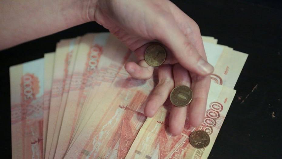 Россияне в прошлом году накопили рекордные 17 1 трлн наличных рублей следует из данных ЦБ сообщили РИА Новости При этом за год объём наличных рублевых сбережений увеличился на 4 6 по сравнению с 2024 годом когда темпы роста составили лишь 0 1 Также впервые за три года вырос и объём наличной иностранной валюты он стал больше на 100 млн долларов и достиг 92 2 млрд долларов Надежда Ишкиняева ДП Подписаться на ДП в Telegram MAX