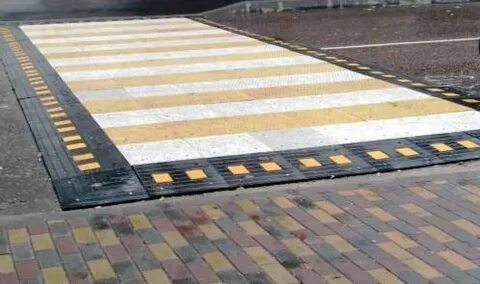 В Самаре не обустроили полосы движения, пешеходные переходы и светофоры Суд удовлетворил иск о бездействии департамента городского хозяйства и экологии администрации Самары Прокуратура Самары через суд добивается установки технических средств организации дорожного движения на улицах города. В департаменте городского хозяйства и экологии администрации Самары на исполнении находятся схемы организации движения № 151, 250 и 305. Они были утверждены в прошлом году. Эти схемы предусматривают обустройство дополнительных полос движения по ул. Советской Армии в районе пересечения с улицей Центральной, установку приподнятых пешеходных переходов и светофоров с жёлтым миганием на ул. Уральской возле дома № 115 и в Канатном переулке в районе пересечения с улицей Советской Армии. Однако схемы установки технических средств организации дорожного движения своевременно и в полном объёме реализованы не были. Прокуратура города направила в суд иск о признании незаконным бездействия департамента городского хозяйства с целью обязать ответчика провести необходимые работы. Суд удовлетворил исковое заявление. Решение суда в законную силу пока не вступило. Фактическое устранение нарушений контролирует прокуратура города.